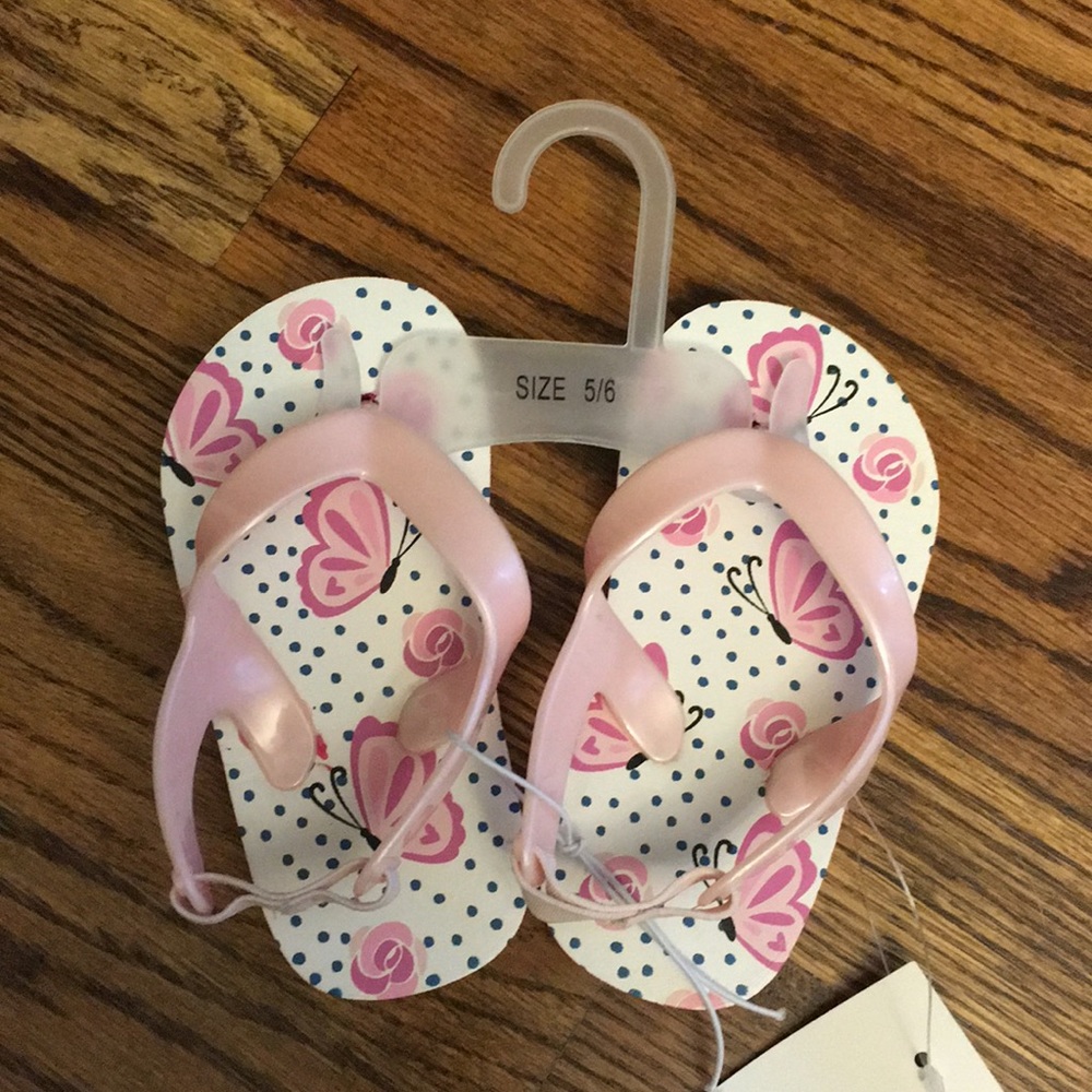 3 For $10 🎉 NWT Butterly Flip Flops